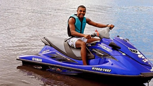 Davi, campeão do 'BBB 24', posa em moto aquática