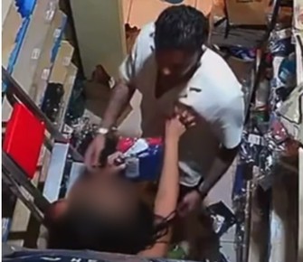 Cliente tenta abraçar vendedora e faz acenos sexuais usando apenas sunga em loja no CE