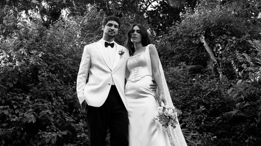 Atores Carla Salle e Gabriel Leone se casam em cerimônia intimista; fotos