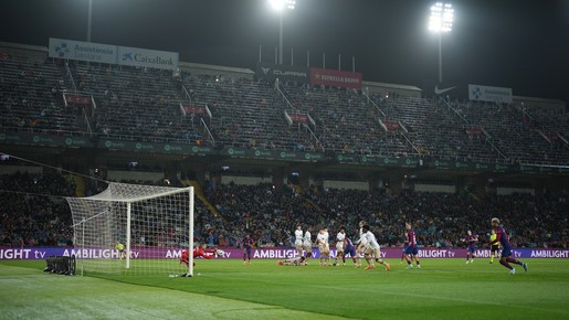 Barcelona registra seu pior público em mais de 23 anos em noite com hat-trick de Lewa