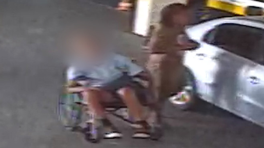 Vídeo: imóvel, idoso é retirado de carro e posto em cadeira