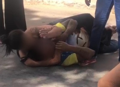 Cuidadora de idosos dá 'mata-leão' em homem que agredia mãe em MG; vídeo
