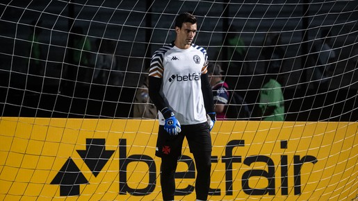 Léo Jardim entra na mira do Sporting; renovação com Vasco está parada