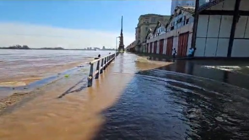 Rio Guaíba corre risco de inundação em Porto Alegre