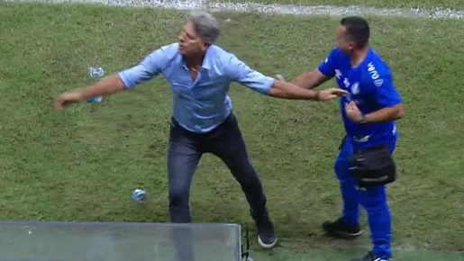 Renato e reservas deixam campo após expulsão de D. Costa