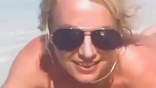 Britney Spears volta a causar e posa completamente nua em praia; vídeo
