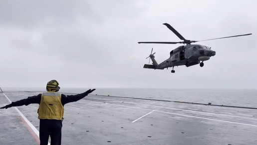 Navio da Marinha chega ao RS com ajuda humanitária