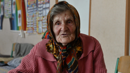 Ucraniana de 98 anos anda 10 km para fugir de invasão russa