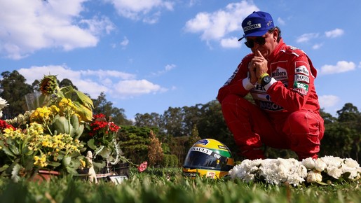Fã visita túmulo de Senna com réplica do macacão