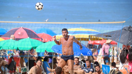 Aposentado do futebol, Fred mostra habilidade no futevôlei na Praia de Ipanema