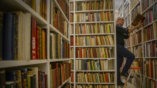 Caçadores de livros raros mostram acervo e edições singulares, como um exemplar de R$ 143 mil