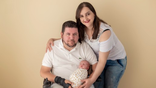 Mãe faz vaquinha e tem filho via fertilização após marido ficar tetraplégico: 'Achavam loucura'