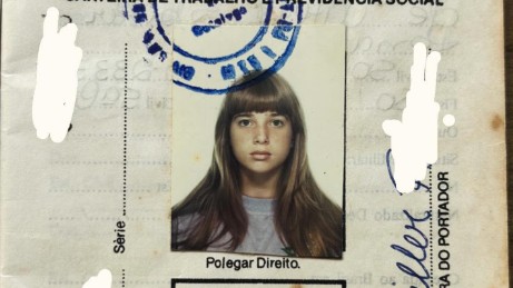 Letícia Spiller mostra foto ainda adolescente em carteira de trabalho