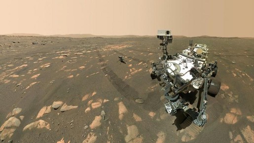 Além de 'aranhas', sondas em Marte já revelaram dunas, papel alumínio, lago e até uma porta