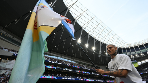 Richarlison ganha bandeirão com seu rosto da torcida do Tottenham; vídeo