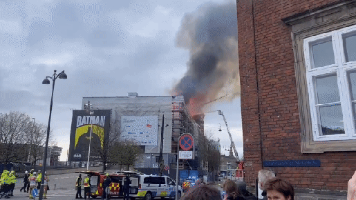 Torre histórica na Dinamarca desaba em grande incêndio 