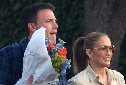 Ben Affleck é visto sem a aliança após reencontro com Jennifer Lopez, com direito a flores; fotos