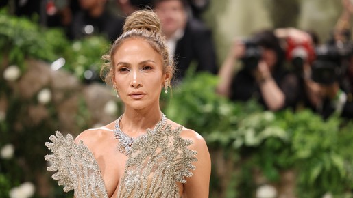 Jennifer Lopez é eleita a favorita do Met Gala com look que levou 800 horas para ser feito