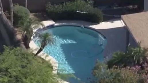 Pai acha gêmeas sem vida em piscina nos EUA; elas ficaram debaixo d’água por tempo indeterminado