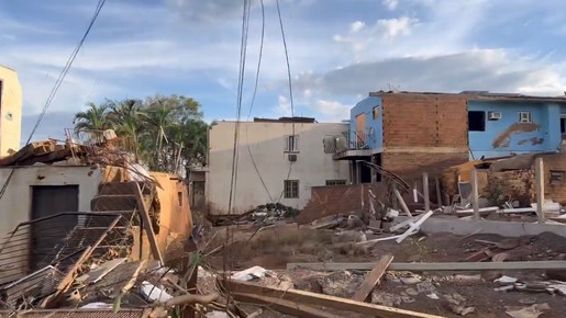 Água baixa e revela casas destruídas em Lajeado, RS; vídeo