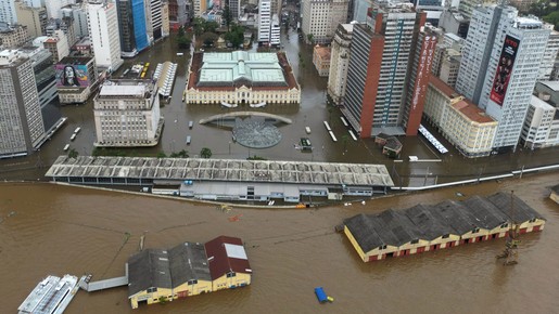 RS tem novos alertas, Guaíba volta a 5m, e Porto Alegre monta barricadas