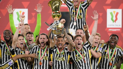 Danilo entra para a história da Juventus ao levantar troféu da Copa da Itália como capitão