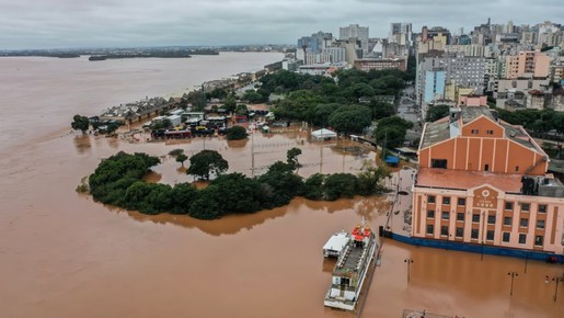 Guaíba registra cheia recorde, e água ameaça diques no RS