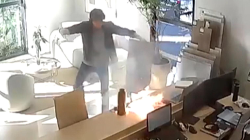 Câmera flagra momento em que celular explode enquanto carregava e causa incêndio; vídeo