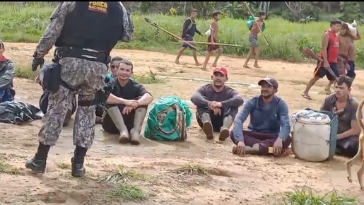 Garimpeiros são rendidos por indígenas e entregues para a Força Nacional na Terra Yanomami; vídeo