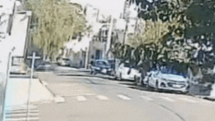 Motorista de Mercedes faz manobra perigosa, bate em dois carros parados e foge; vídeo