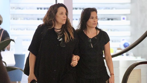 Ana Carolina passeia de mãos dadas com namorada em shopping no Rio
