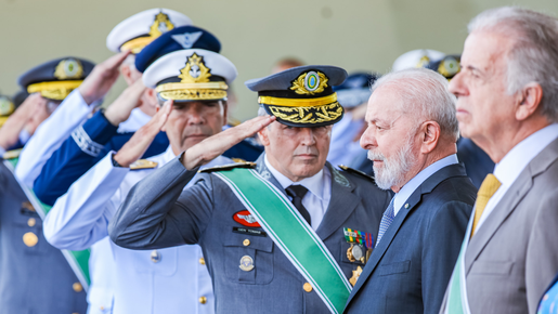 Com Lula, chefe do Exército cita defesa a ideais democráticos