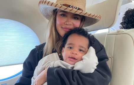 Khloé Kardashian diz que demorou meses para criar vínculo com o filho gestado por barriga de aluguel