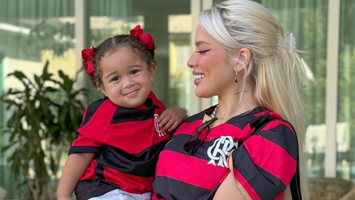 Karoline Lima e a filha posam com camisa do Fla para torcer por Léo Pereira 