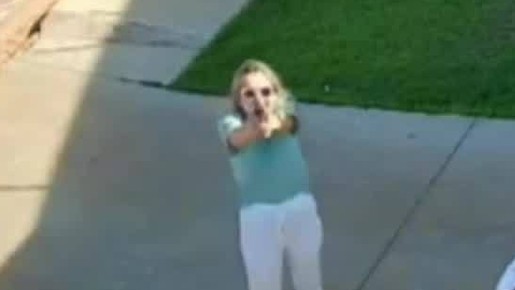 Suspeita de invadir casa e matar 2 idosos sorriu e apontou arma para câmera; vídeo