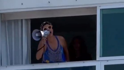 Depois de Madonna, Narcisa grita no megafone por Pedro Sampaio, que ri da janela