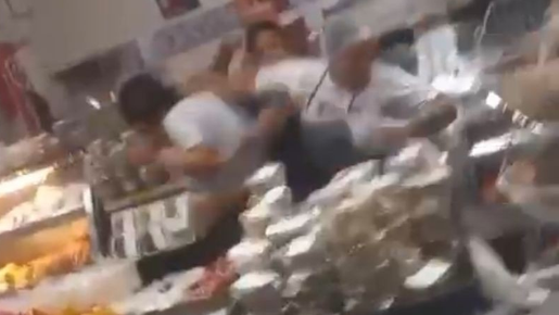 Cliente e funcionária brigam em setor de padaria de supermercado em SP; vídeo