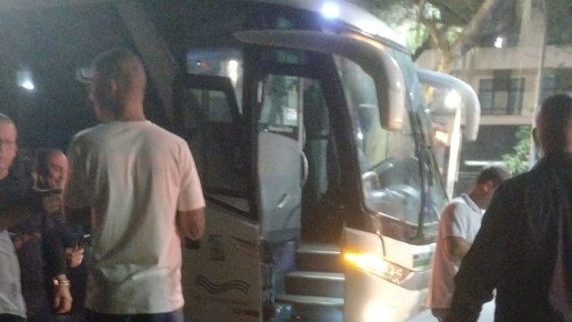 Bandidos tentam assaltar ônibus que levava 28 PMs e são alvejados no Rio; 1 morreu