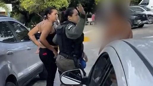 Vídeo: Policial bate em mulher que espancou a filha