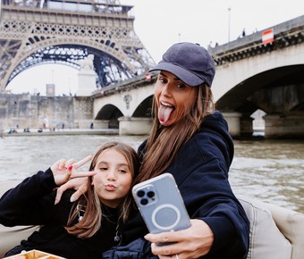 Deborah Secco abre álbum de viagem a Paris com a filha Maria Flor: 'Criando memórias'
