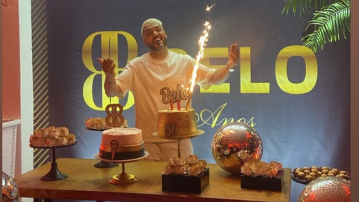 Em meio à separação de Gracy, Belo ganha festa pelos 50 anos nos bastidores de show