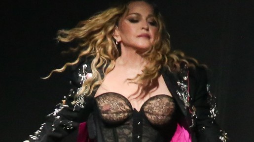 Madonna tira a máscara e mostra o rosto em ensaio
