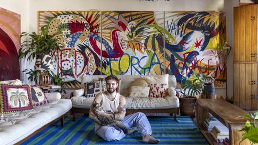Apartamento do artista carioca João Incerti é cheio de cores e maximalismo; fotos