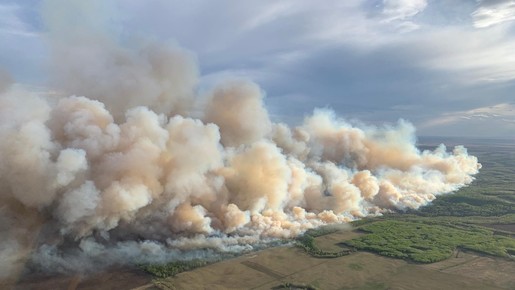 Milhares são evacuados devido a violentos incêndios florestais no Canadá