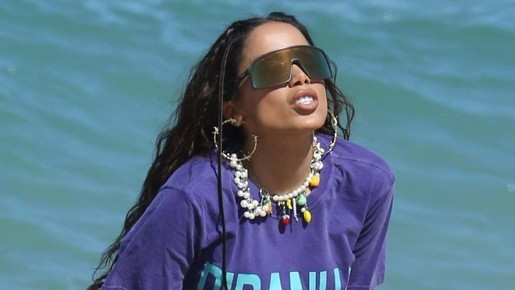 Anitta é clicada durante gravação em praia do RJ