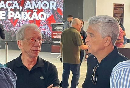 Adeus a Apolinho: Zé Mario e Bebeto vão a velório no Flamengo