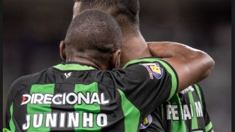 Após admitir falta de fair play em gol com goleiro machucado, Juninho defende atacante