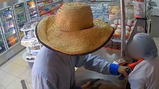 Armado, ladrão ‘consola’ atendente desesperada durante assalto: 'Fica de boa'; vídeo