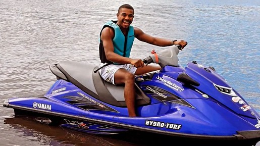 Davi, campeão do 'BBB 24', posa em moto aquática