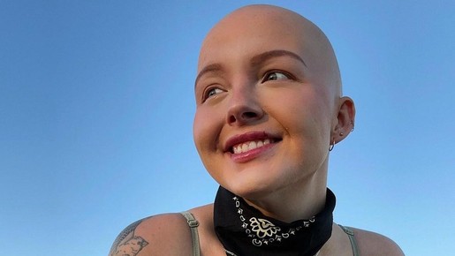 TikToker que compartilhou luta contra câncer morre aos 26